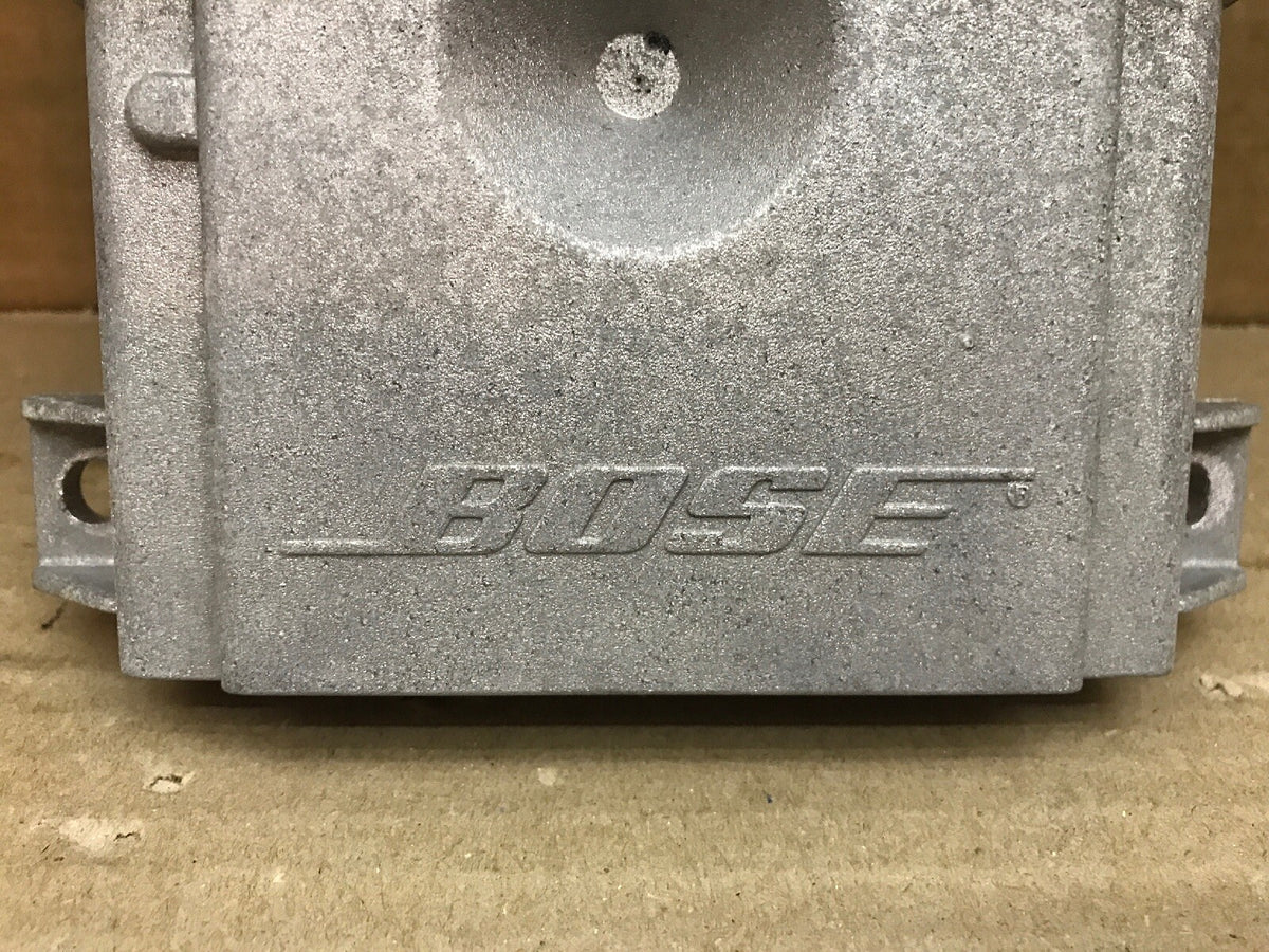 03 06 ESCALADE Audio Radio Stereo Amplifier Amp Bose Sound System 151144543