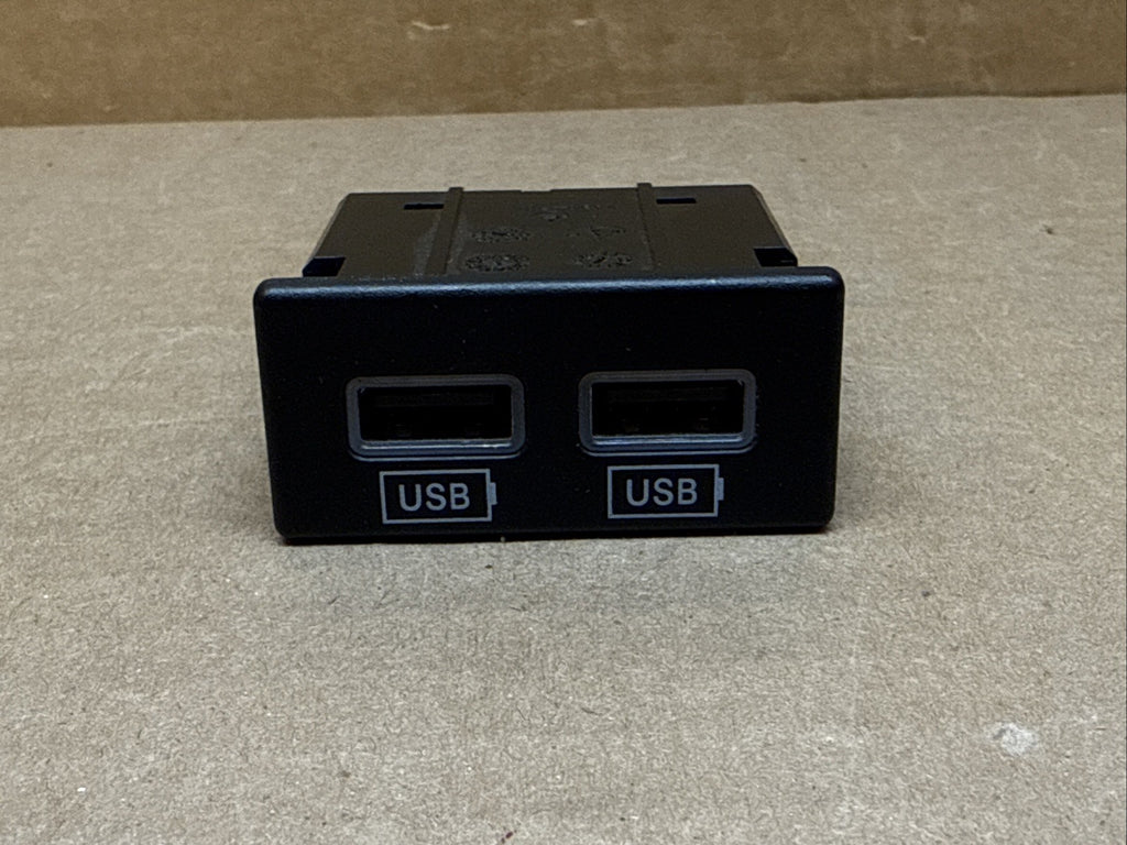 2014 2021 Jeep Grand Cherokee Dual USB Port Plug 68145567AA4