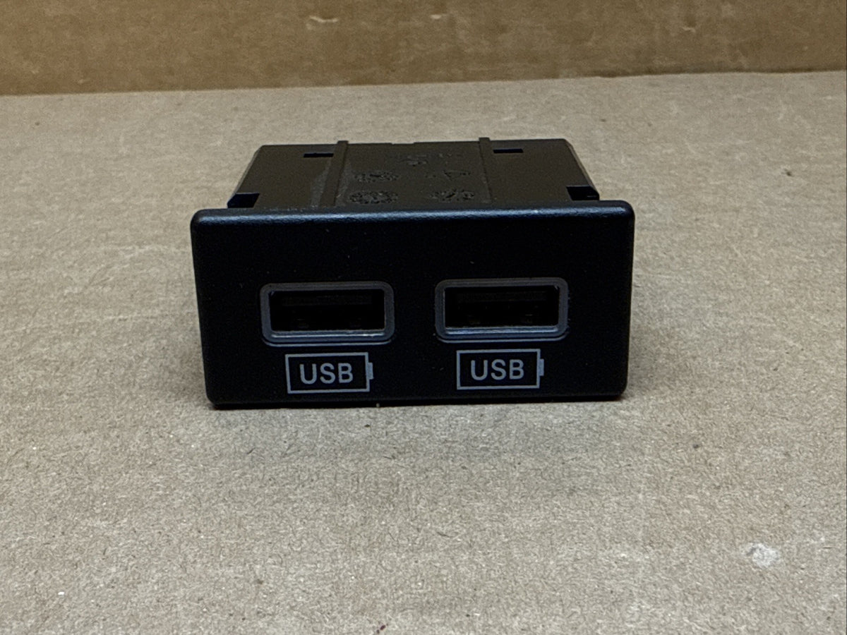 2014 2021 Jeep Grand Cherokee Dual USB Port Plug 68145567AA4
