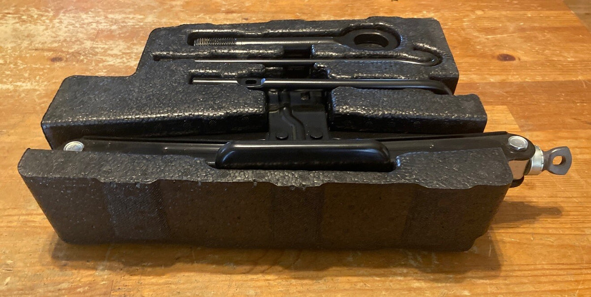 2007 2012 Hyundai Veracruz Spare Tire Scissor Jack Tools Set Kit Lug Wrench2