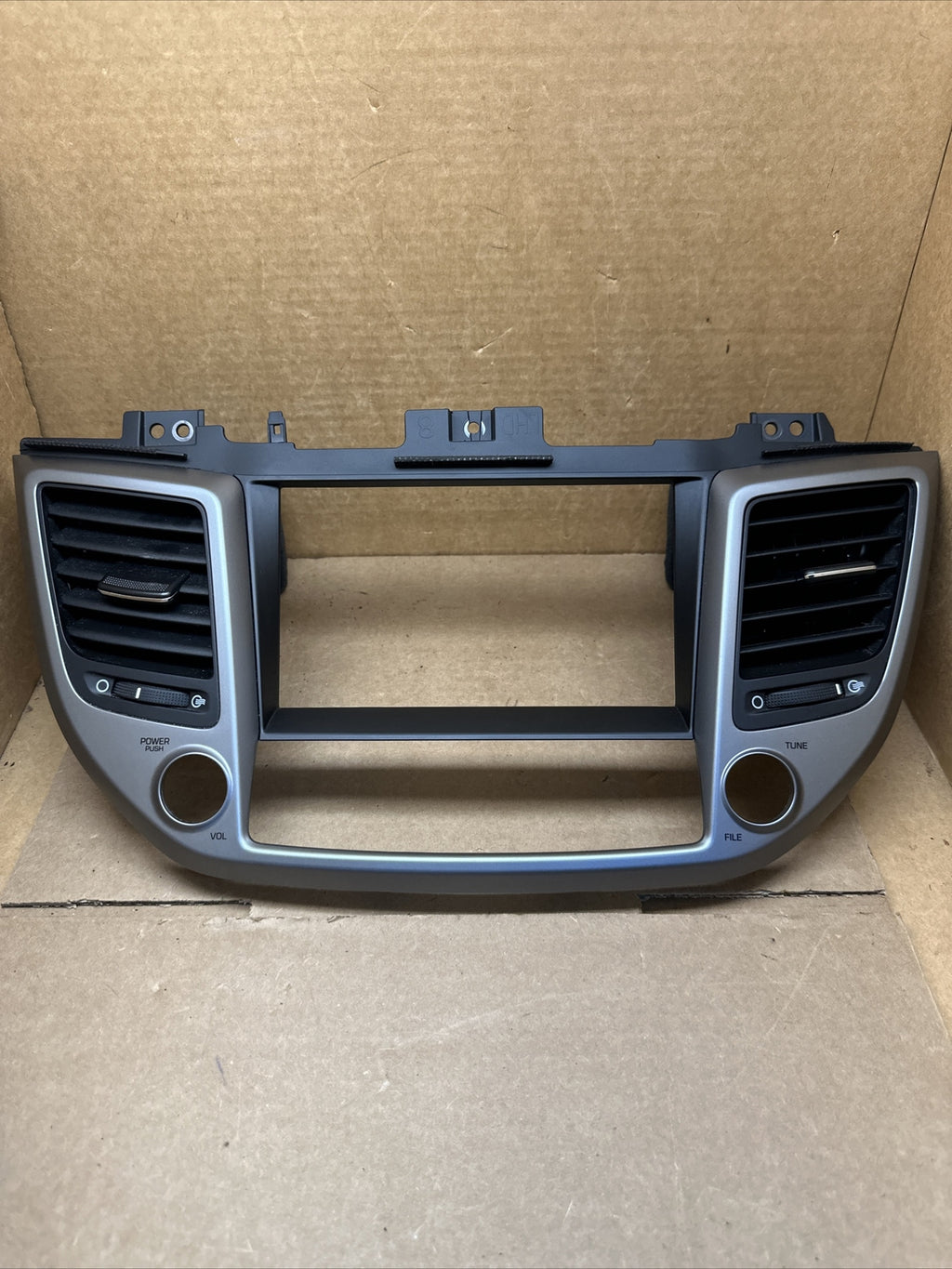 2016 2018 Hyundai Tucson Center Dash Radio Vent Bezel Surround OEM0