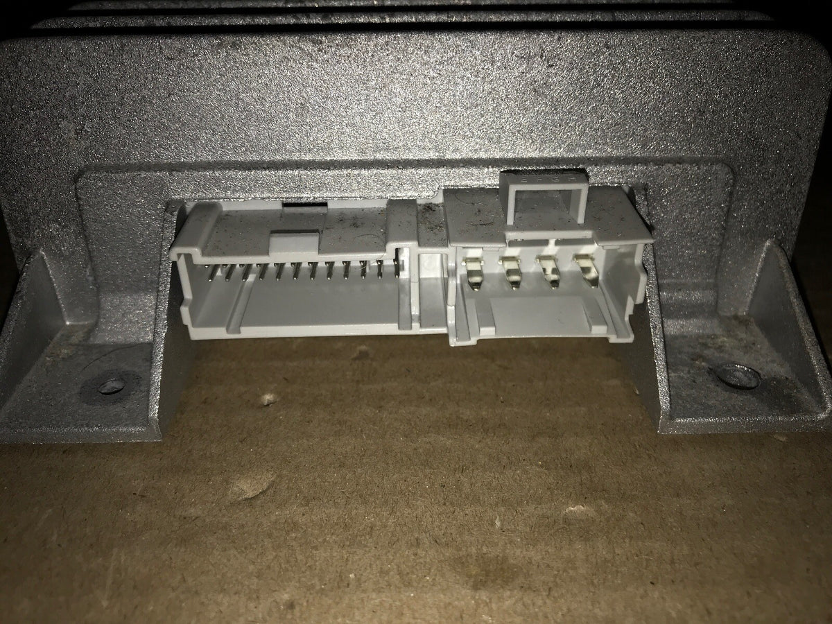 03 06 ESCALADE Audio Radio Stereo Amplifier Amp Bose Sound System 151144544