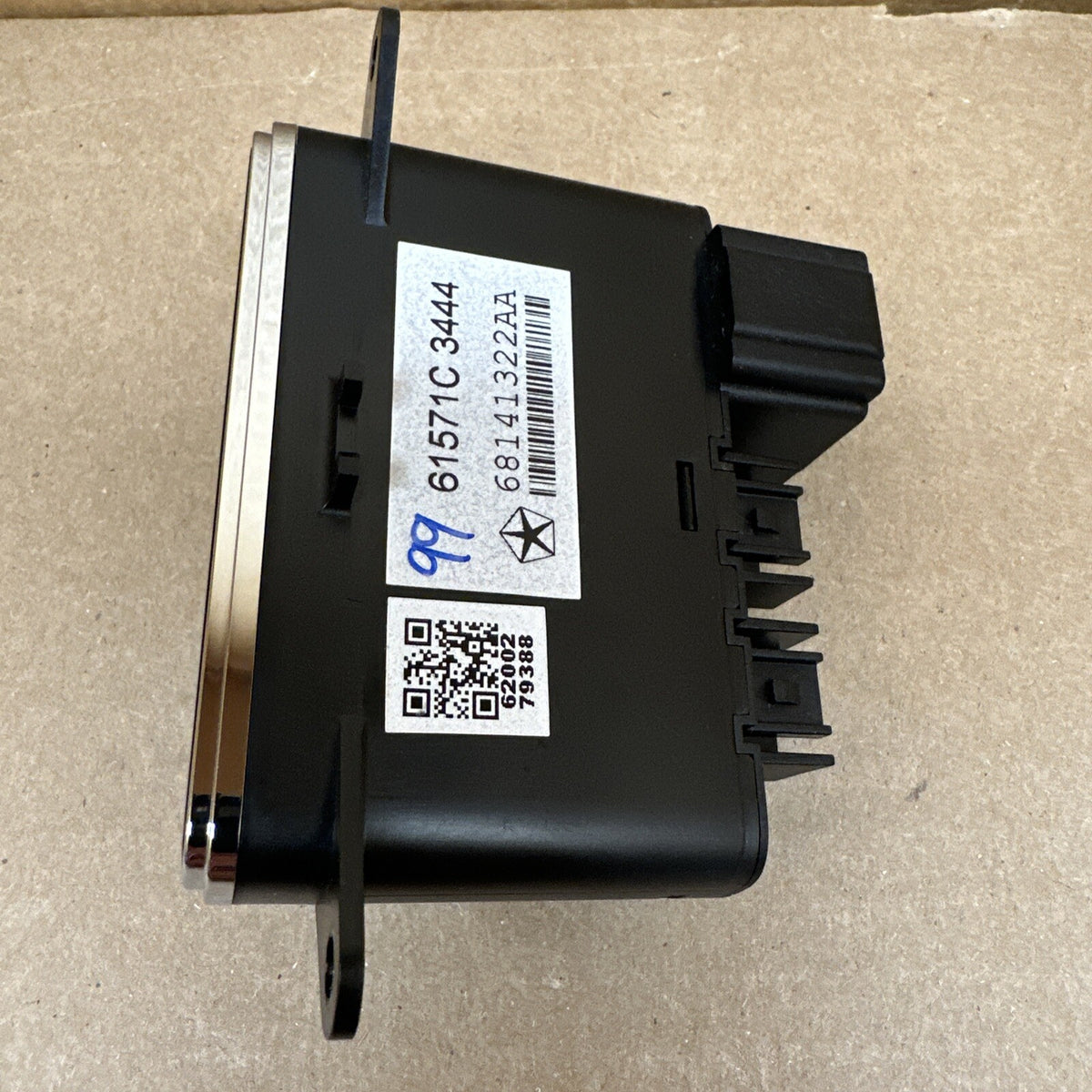 14 15 JEEP GRAND CHEROKEE CONSOLE USB SD CARD AUX MEDIA HUB PORT 68141322AA7