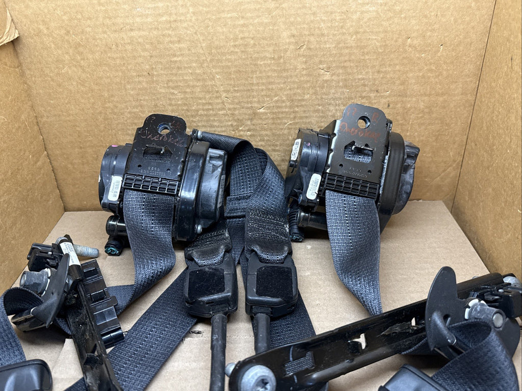 2017 2023 Jeep Cherokee Front Driver Passenger Seat Belt Seatbelt Set Pair8