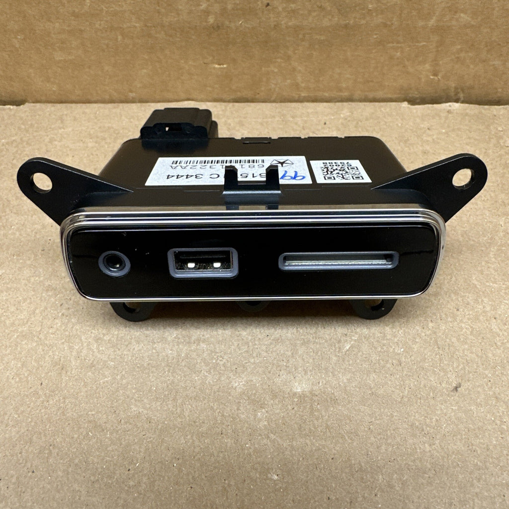 14 15 JEEP GRAND CHEROKEE CONSOLE USB SD CARD AUX MEDIA HUB PORT 68141322AA0
