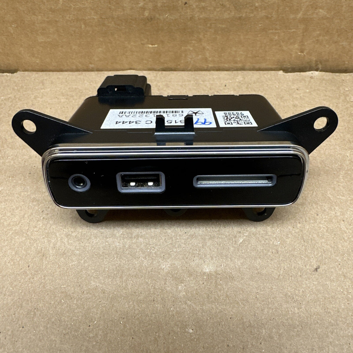 14 15 JEEP GRAND CHEROKEE CONSOLE USB SD CARD AUX MEDIA HUB PORT 68141322AA0