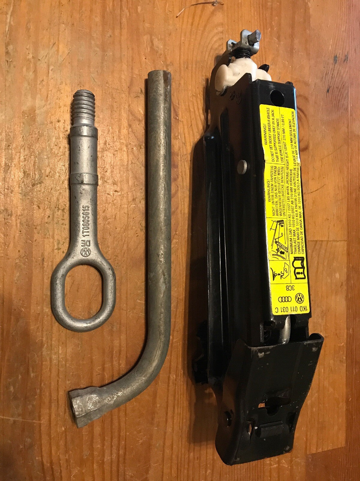 06 10 VW JETTA EMERGENCY SPARE TIRE SCISSOR JACK TOOLS SET KIT LUG WRENCH1