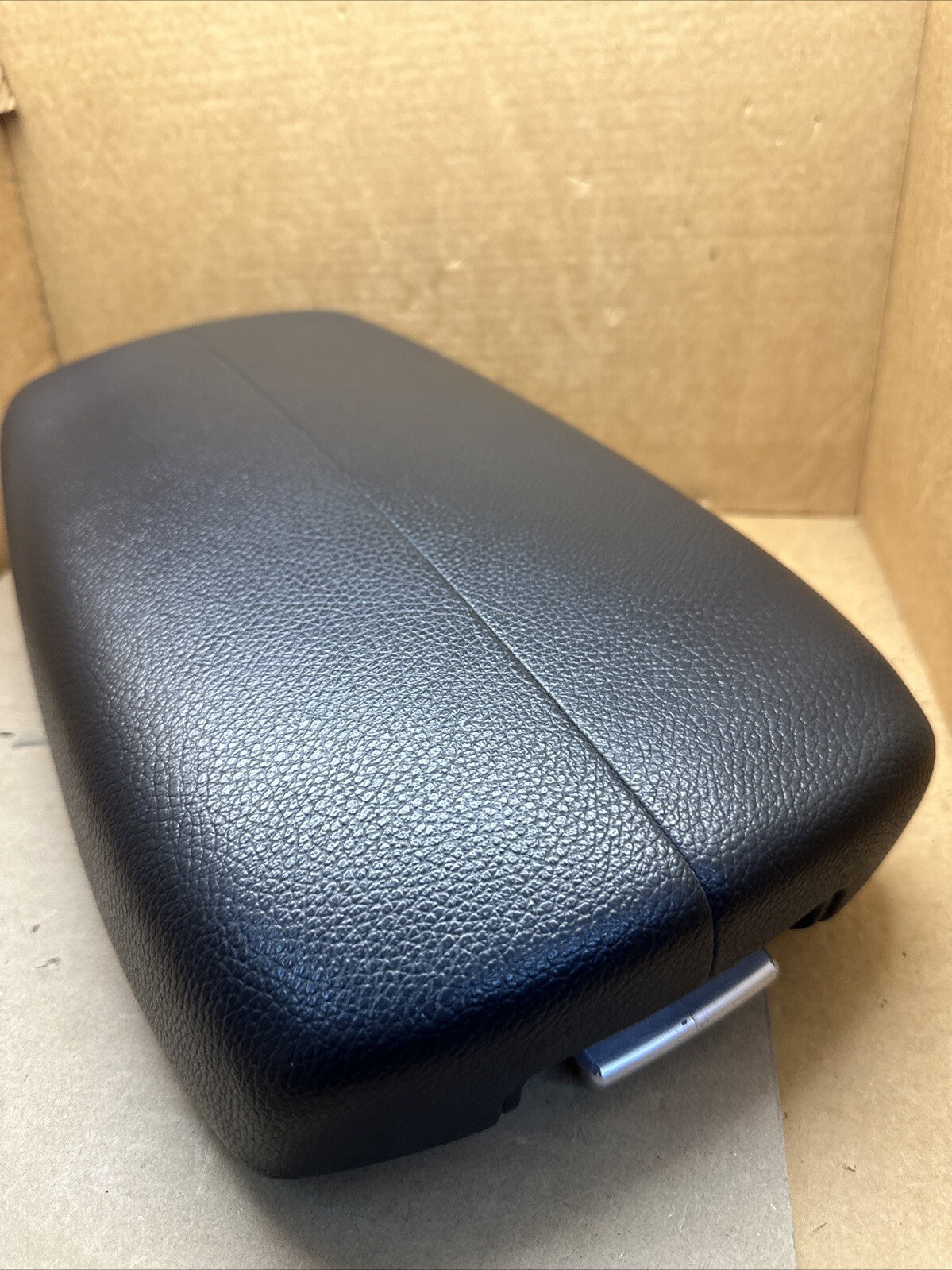 2011 2013 Kia Sorento Center Console Arm Rest Armrest Lid Cover Black OEM1