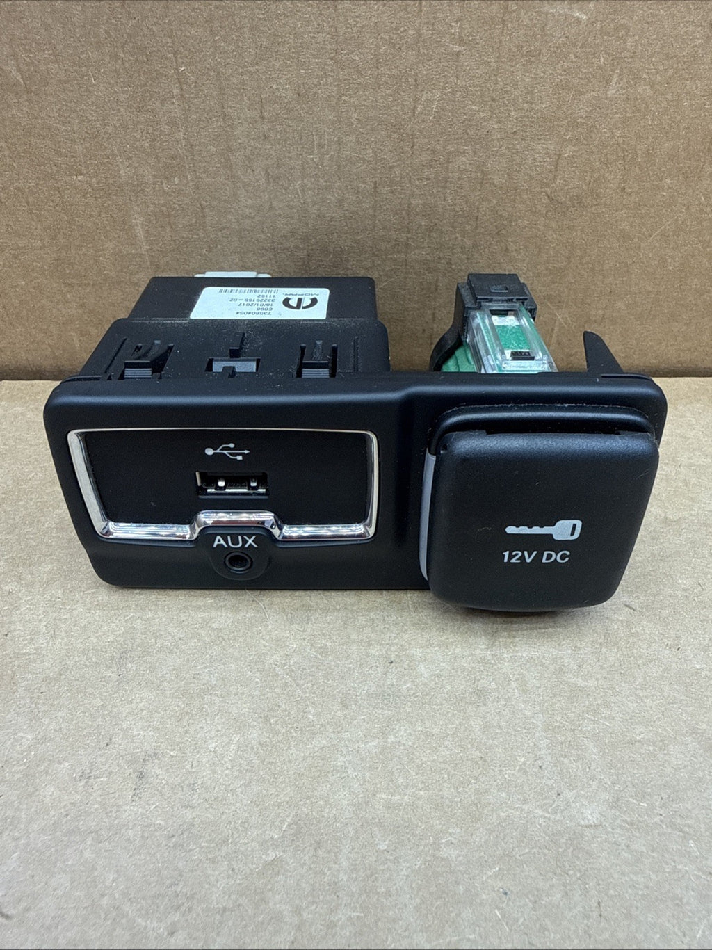2015-2018 JEEP RENEGADE CENTER CONSOLE AUX USB 12V PORT 735604054 OEM0