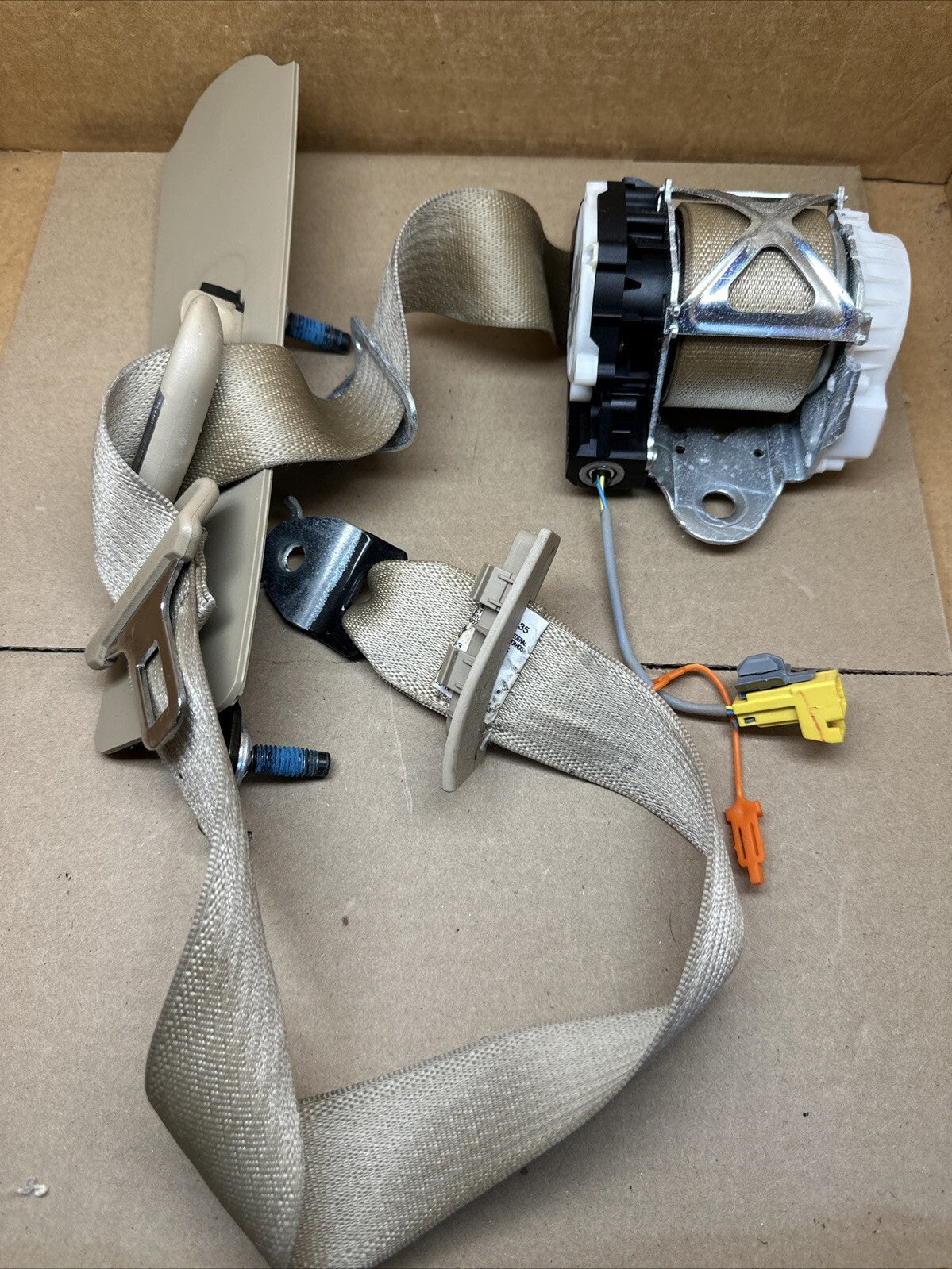2011 2013 Escalade Silverado Tahoe Front Right Passenger Seatbelt Retractor Tan0