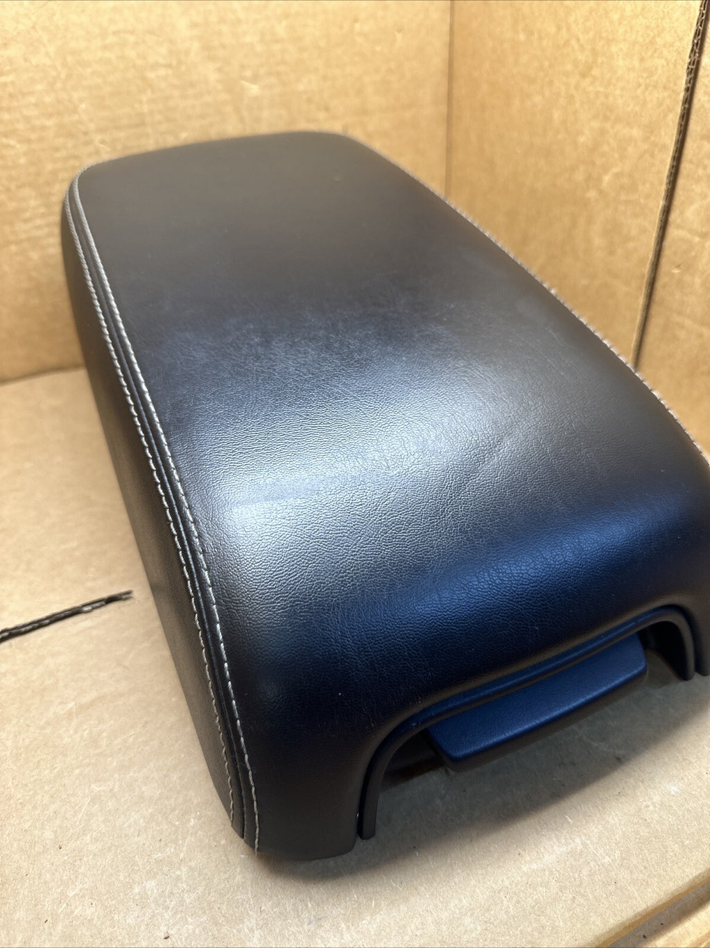 2011 2022 CHRYSLER 300 CENTER CONSOLE LID COVER TOP ARMREST ARM REST OEM BLACK4