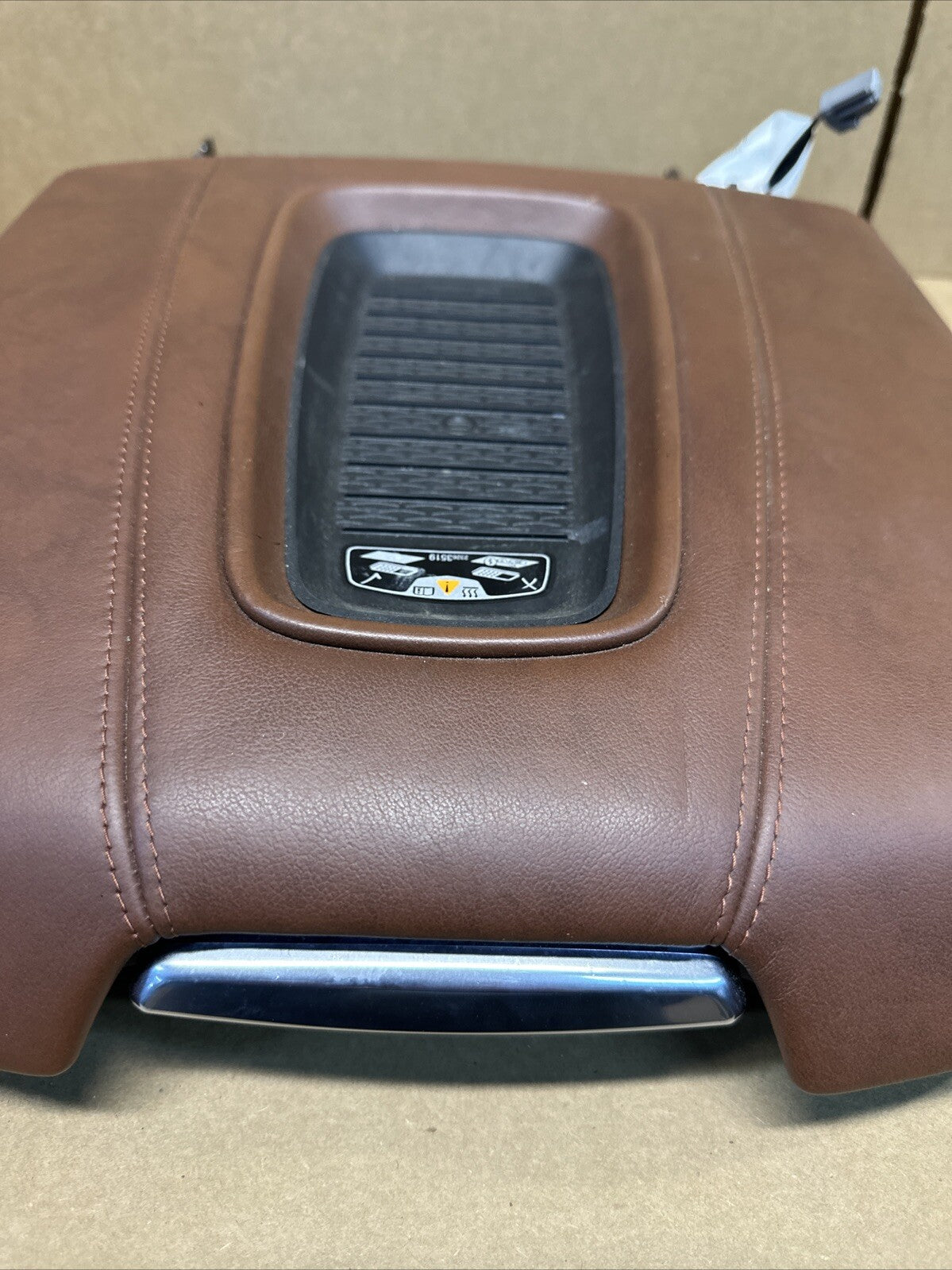 2018 CADILLAC ESCALADE CENTER CONSOLE ARMREST STORAGE LID PHONE CHARGER BROWN3