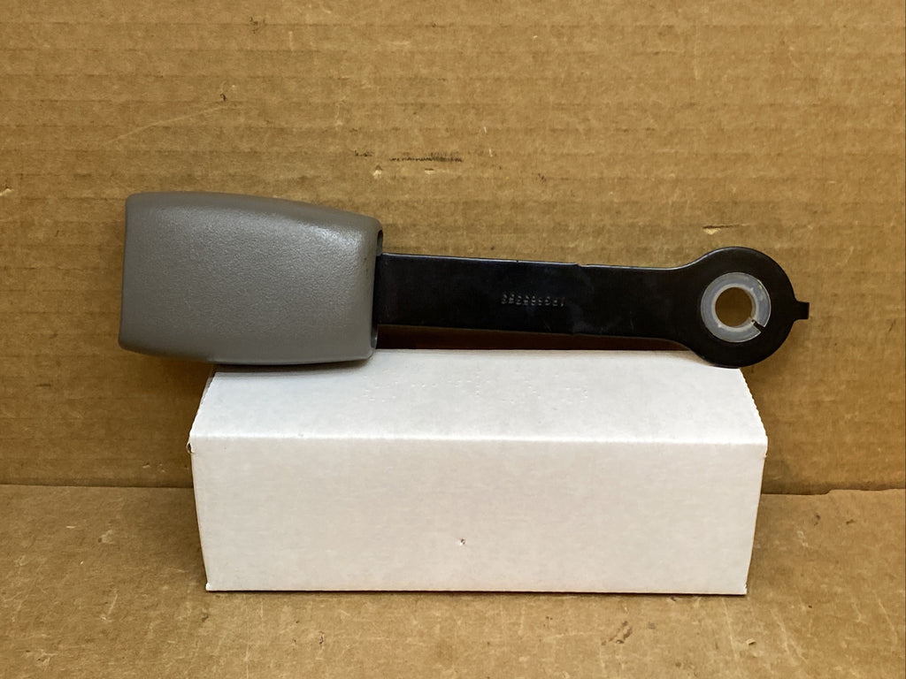03 06 Tahoe Yukon Suburban Escalade Rear 2nd Row Seat Belt Buckle Pewter OEM 9220