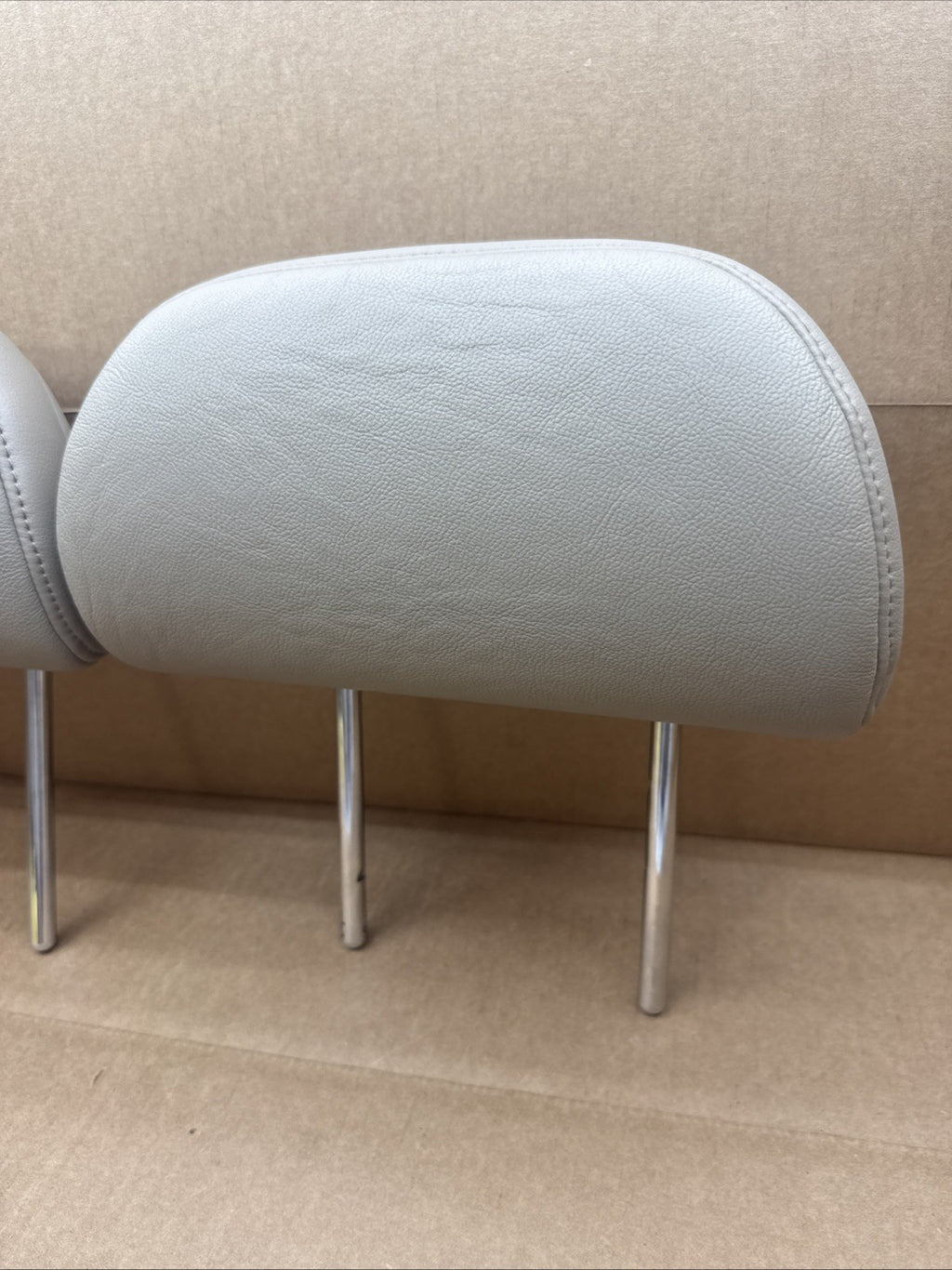 2008 2013 Toyota Highlander 2nd Row Rear Black Leather Headrest Set of 2 OEM Tan2