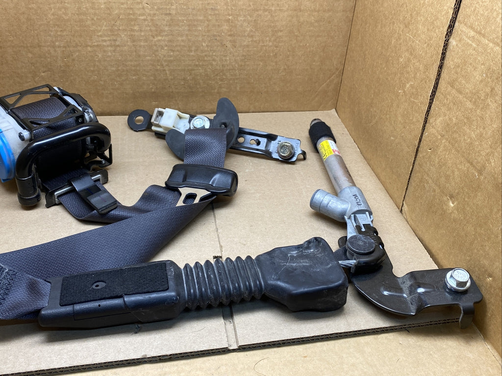 2014 2019 Kia Soul Front Left Driver Side Seat Belt Seatbelt Retractor Assembly3