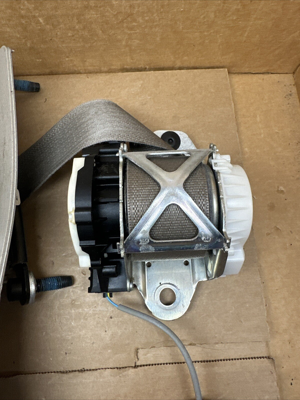 2011 2013 Escalade Silverado Tahoe Front Left Driver Seatbelt Retractor Gray1
