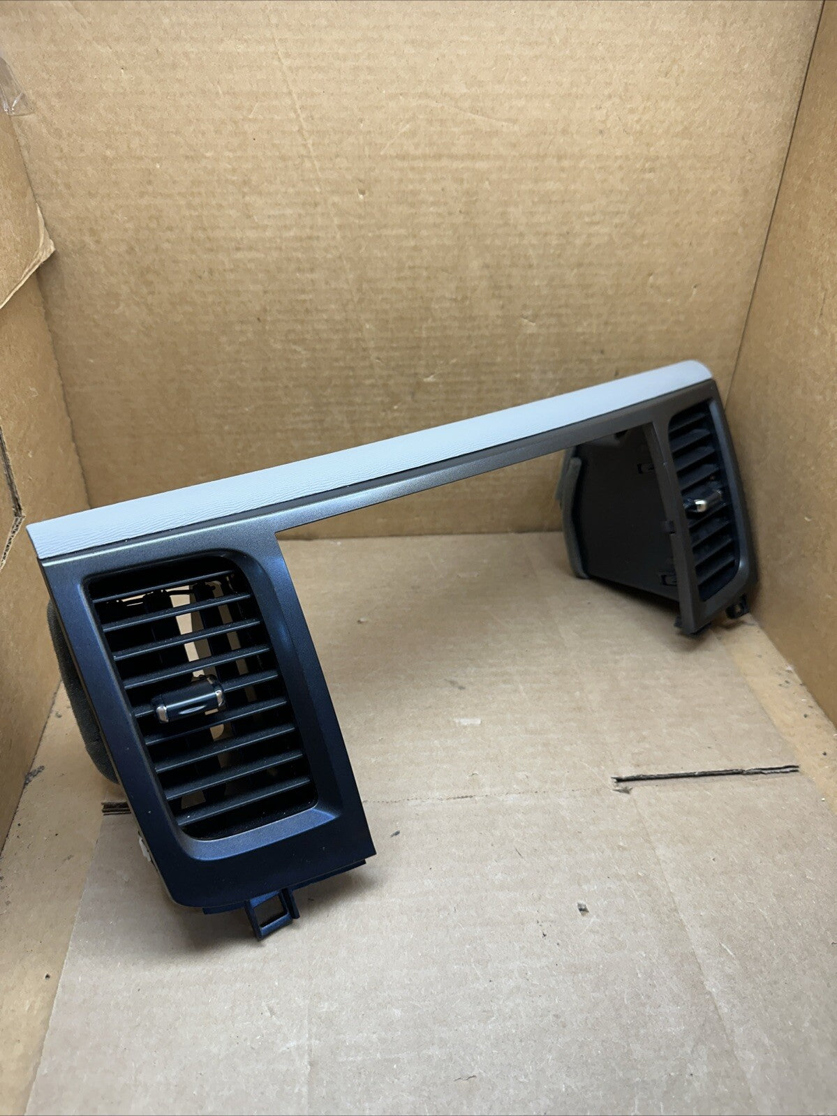 2011 2014 Toyota Sienna CENTER DASH RADIO BEZEL VENT 55405 08010 OEM0