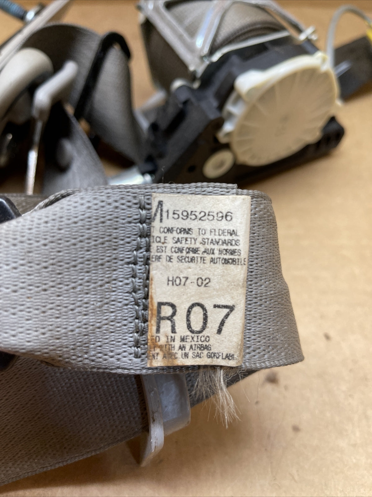 07 09 Escalade Silverado Tahoe Right Passenger Seat Belt Seatbelt Retractor Gray3