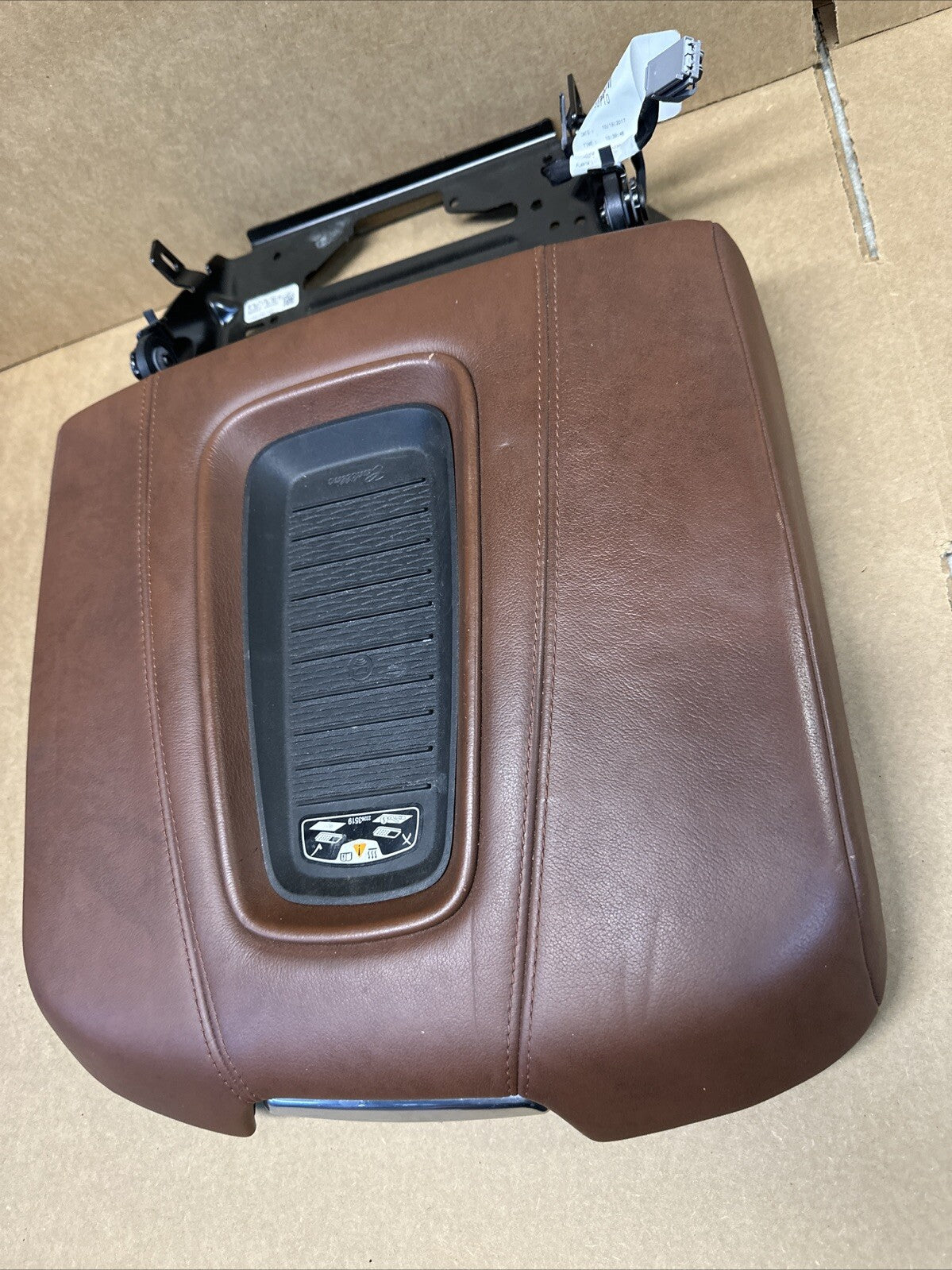 2018 CADILLAC ESCALADE CENTER CONSOLE ARMREST STORAGE LID PHONE CHARGER BROWN2
