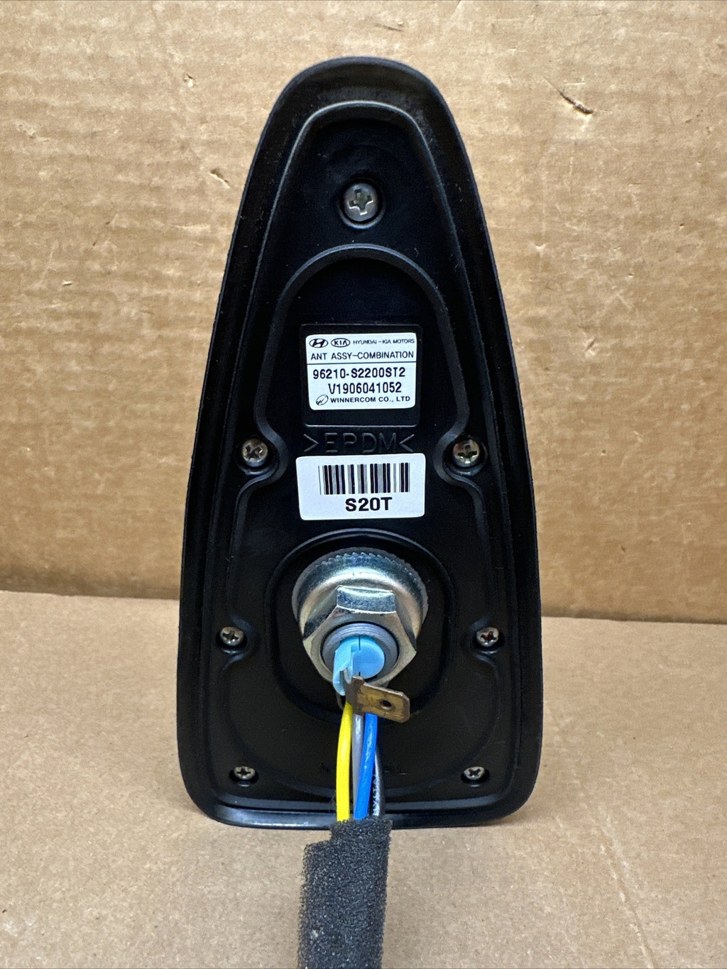 2019   2020 HYNDAI SANTA FE OVERHEAD ROOF SHARKFIN RADIO ANTENNA 96210 S2200ST25