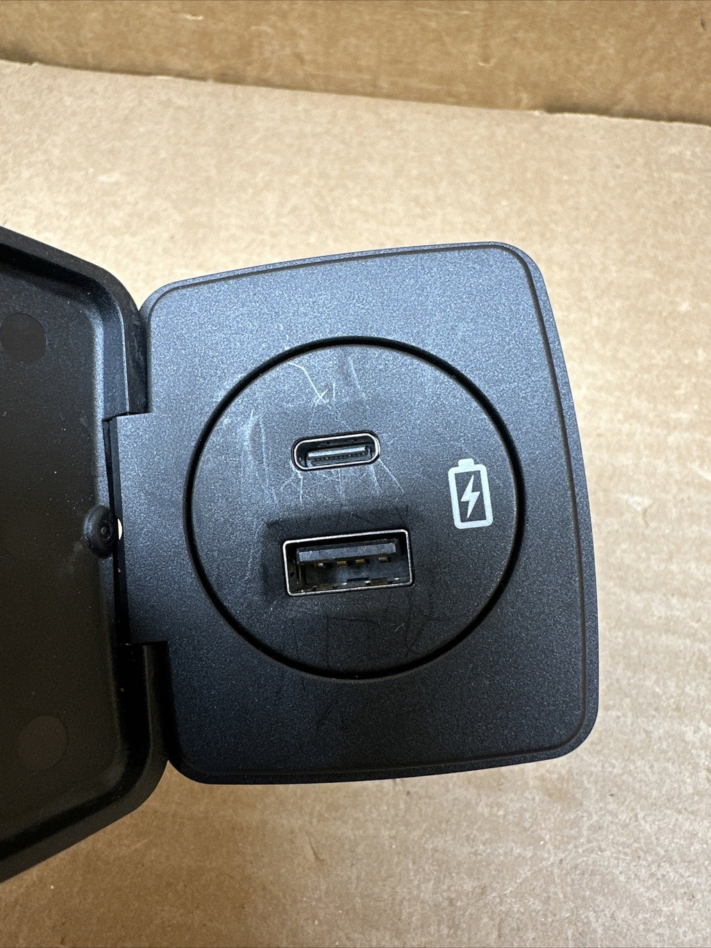 20 24 FORD EXPLORER CONSOLE JACK USB CHARGER POWER OUTLET OEM LU5T 19J211 AA2