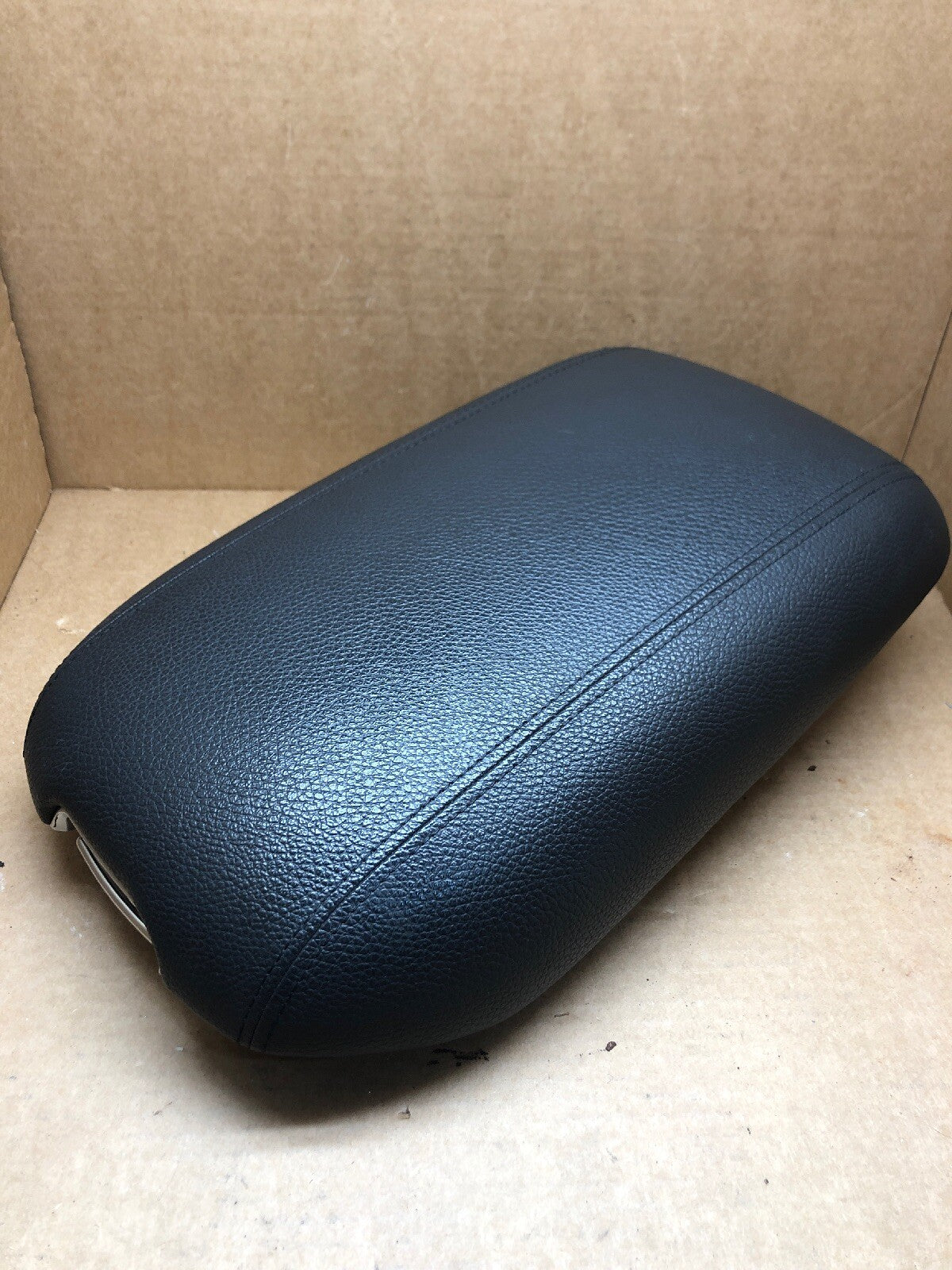 2014 2015 Kia Sorento Center Console Arm Rest Armrest Lid Cover Black OEM0