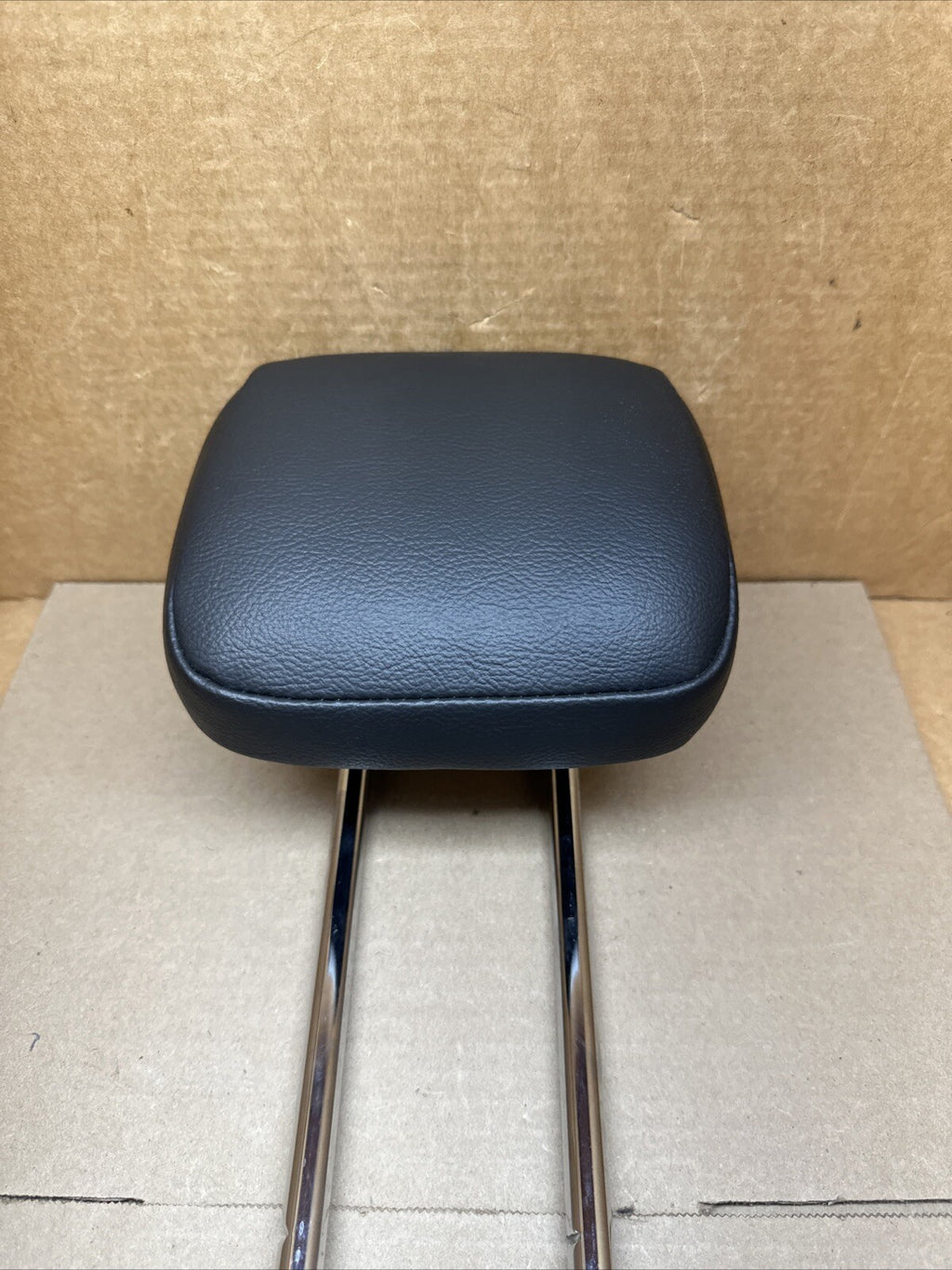 2017 2024 CHRYSLER PACIFICA REAR 3RD ROW CENTER SEAT HEADREST OEM BLACK LEATHER1