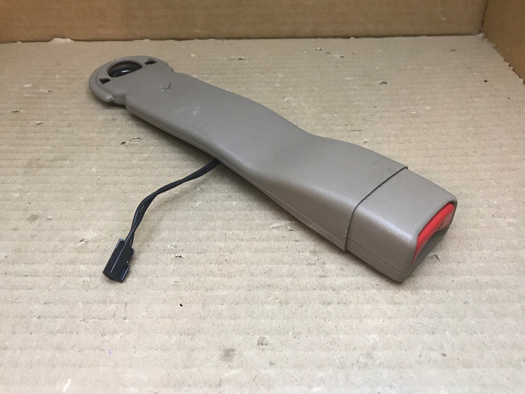 03 06 Tahoe Yukon Sierra Silverado Front Seat Belt Buckle PRESS Neutral Tan0