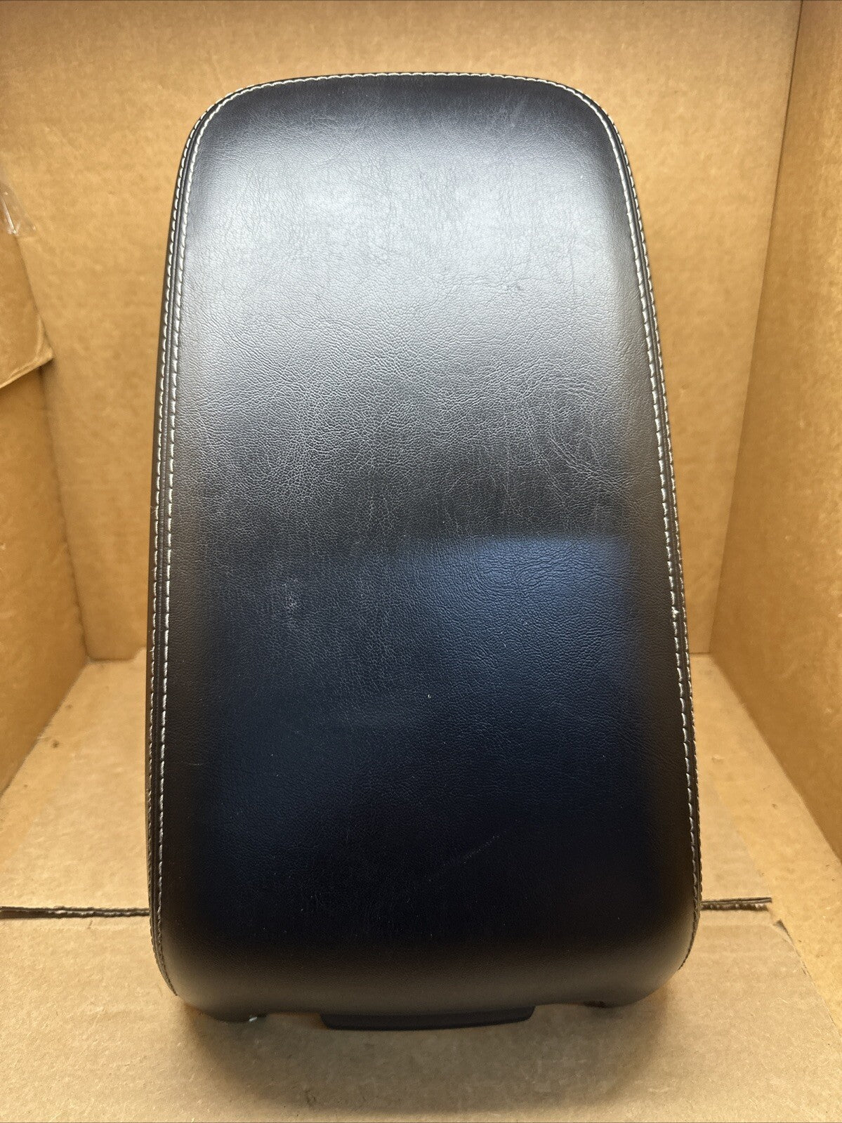 2011 2022 CHRYSLER 300 CENTER CONSOLE LID COVER TOP ARMREST ARM REST OEM BLACK0