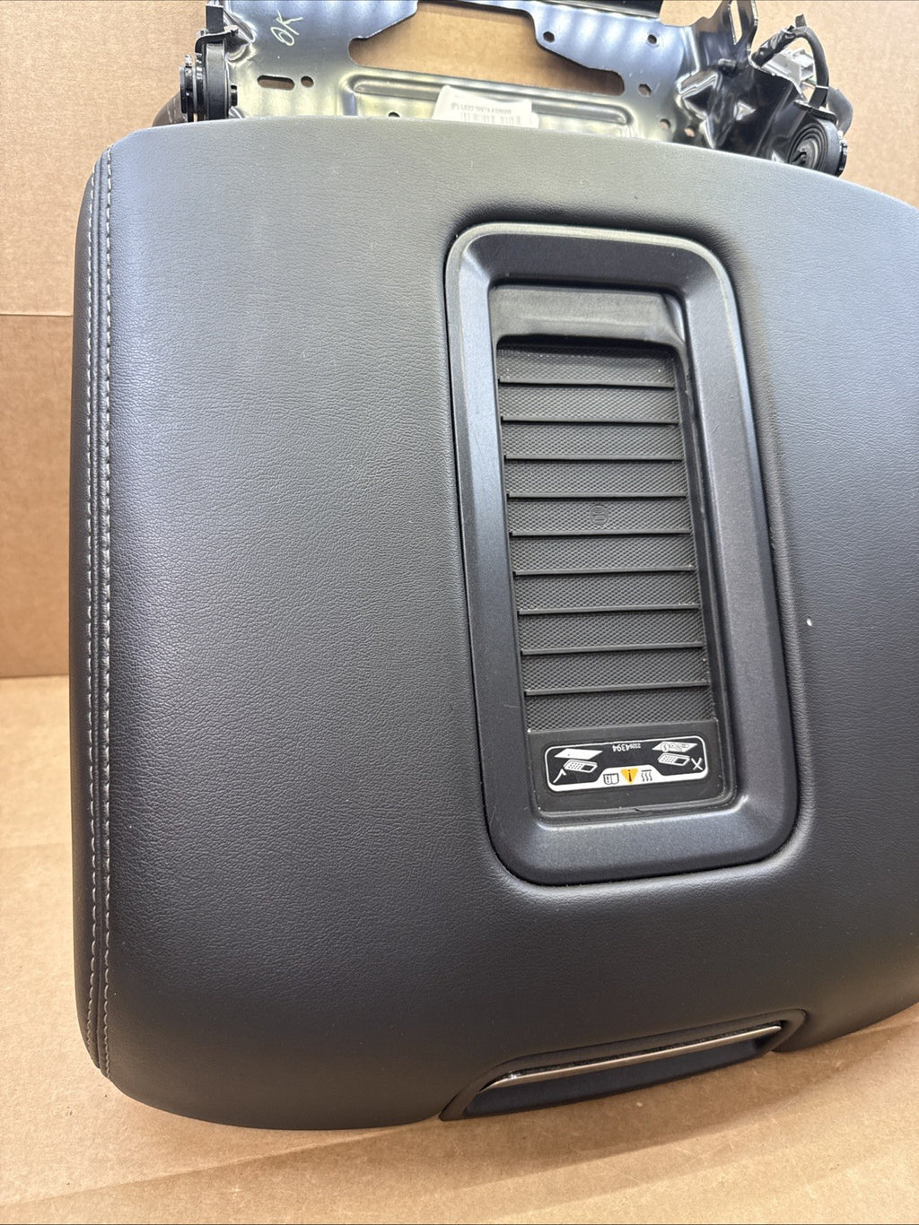 2016-2020 Suburban Tahoe Yukon Center Console Armrest Lid Cover Charging Pad6