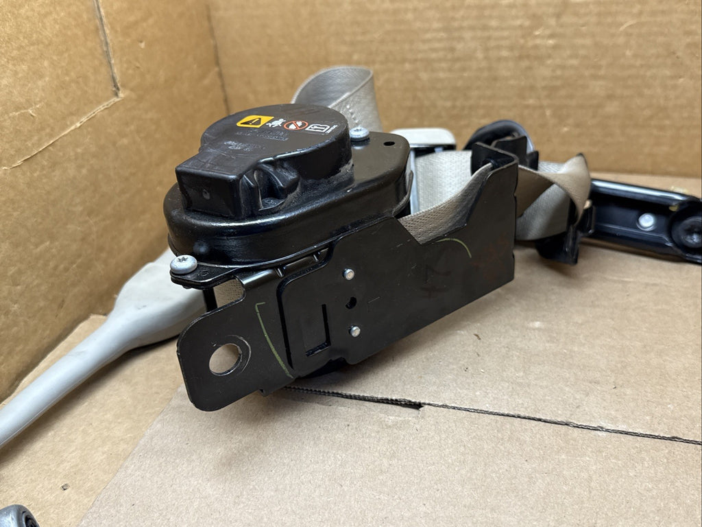 2010 2016 Cadillac SRX Front Left Driver Side Seat Belt Seatbelt Retractor Tan11