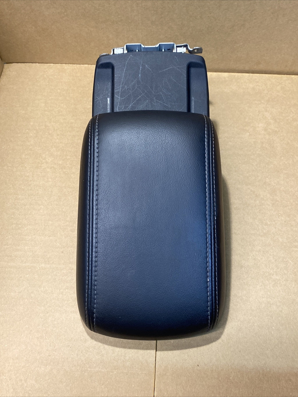 2014 2018 Subaru Forester Center Console Lid Cover Top Arm Rest Armrest Black12
