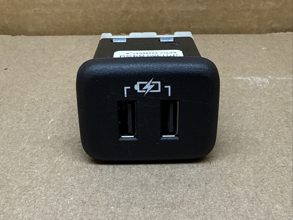 2018 2023 GMC TERRAIN CONSOLE REAR USB ADAPTER CHARGING PORT OEM 135984591