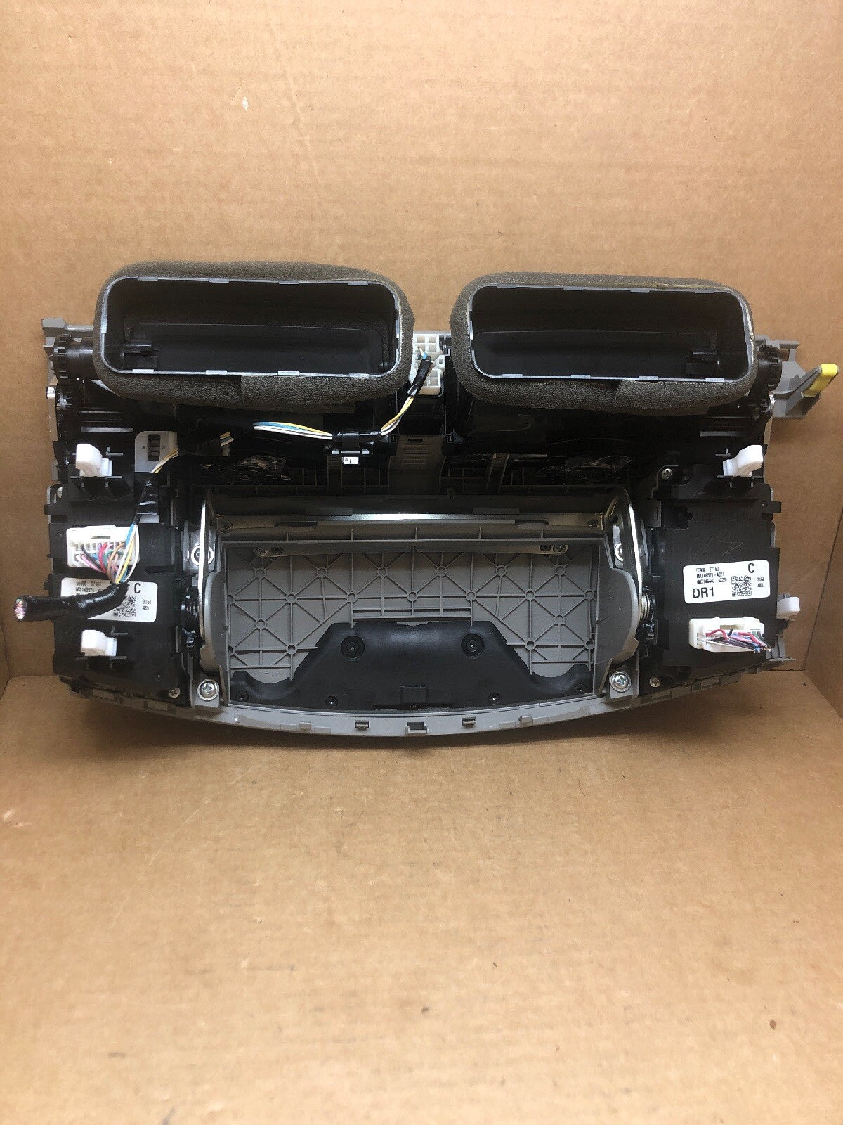 05 10 TOYOTA AVALON RADIO DUAL ZONE CLIMATE CONTROL BEZEL DASH AIR VENTS TRIM3