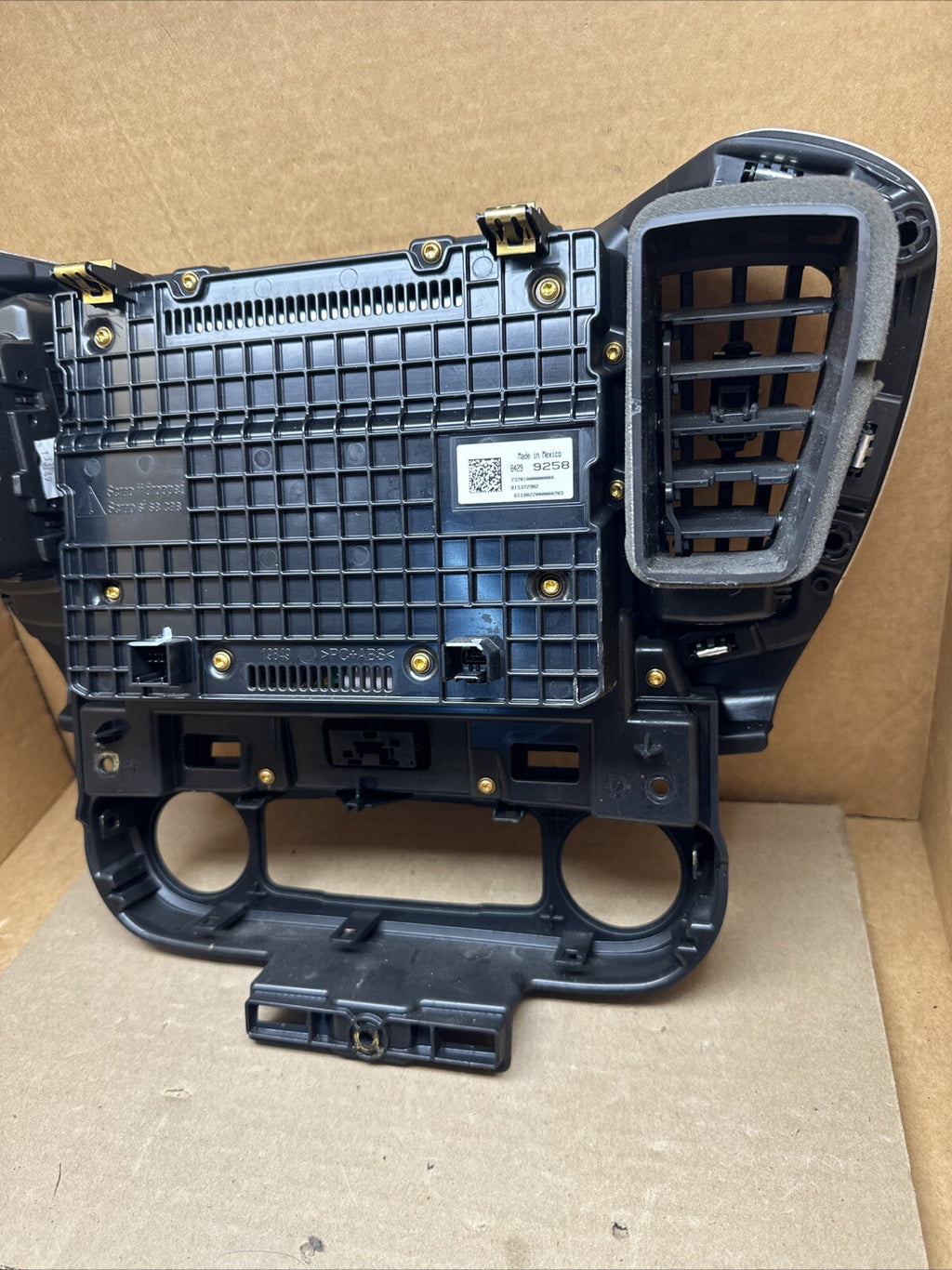 2018   2019 GMC Terrain OEM Climate Control Radio Display Screen 842992587