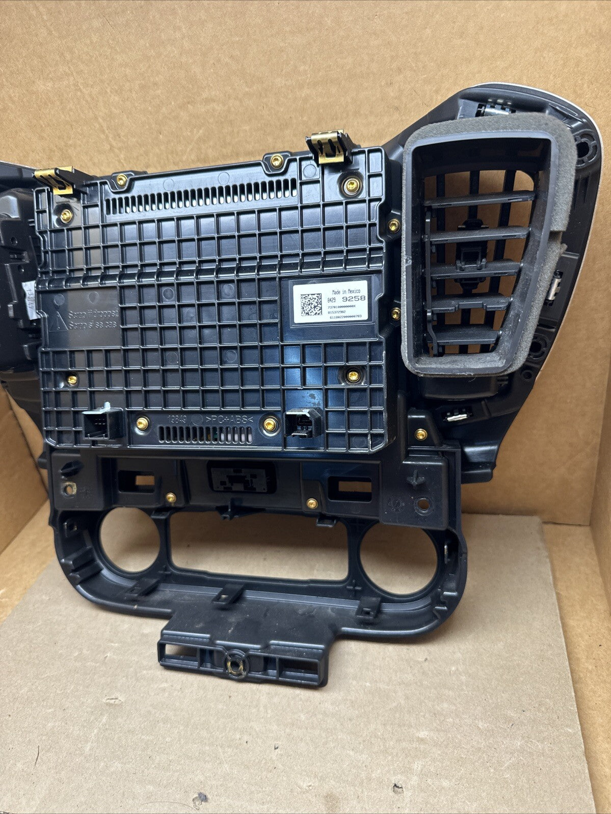 2018   2019 GMC Terrain OEM Climate Control Radio Display Screen 842992587