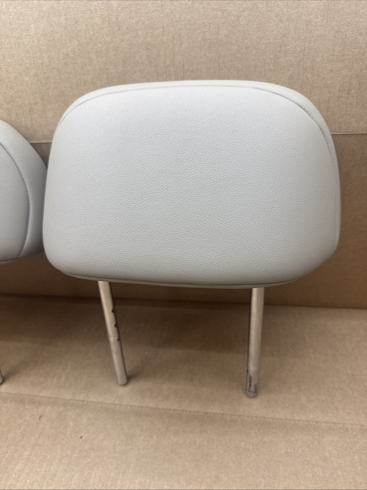 2008 2013 Toyota Highlander 2nd Row Rear Black Leather Headrest Set of 2 OEM Tan4