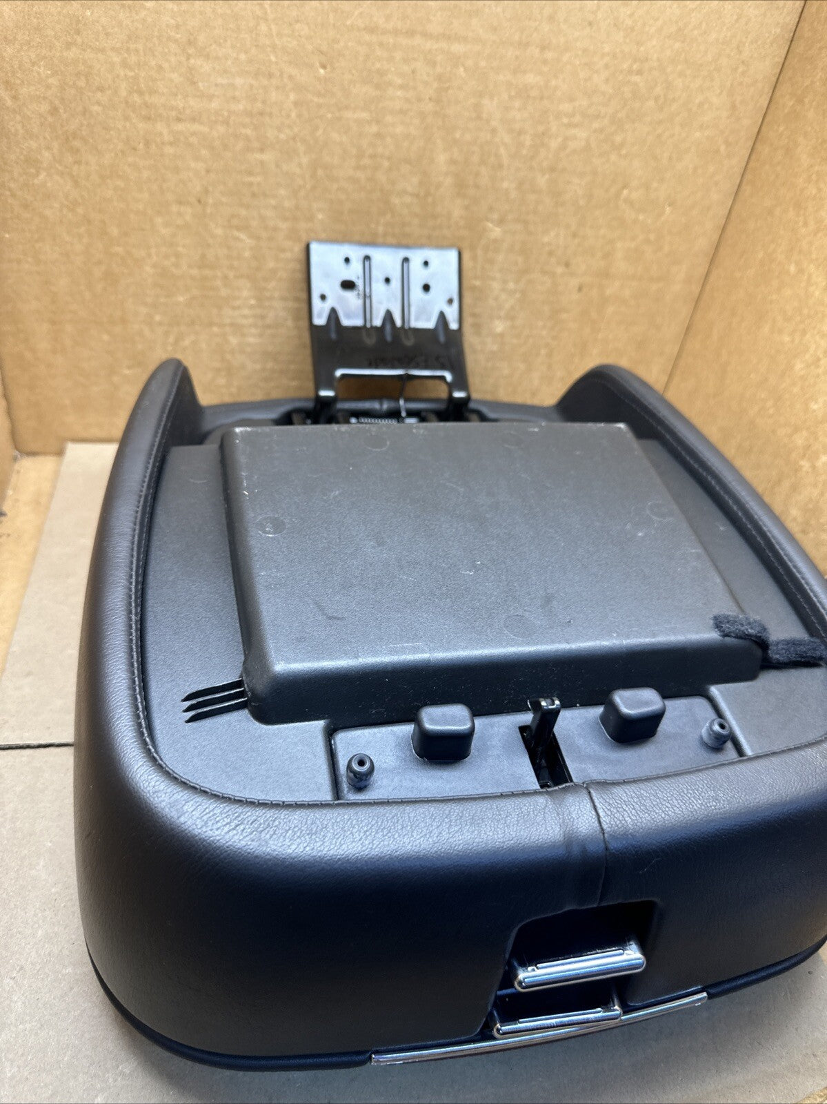 2007 2013 Cadillac Escalade ESV Center Console Lid Top Armrest6