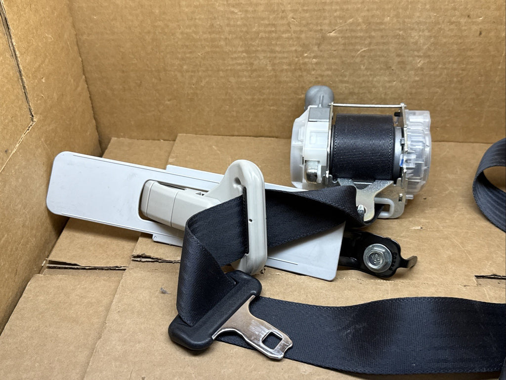 2014 2018 Forester Front Right Passenger Side Seat Belt Seatbelt Retractor1