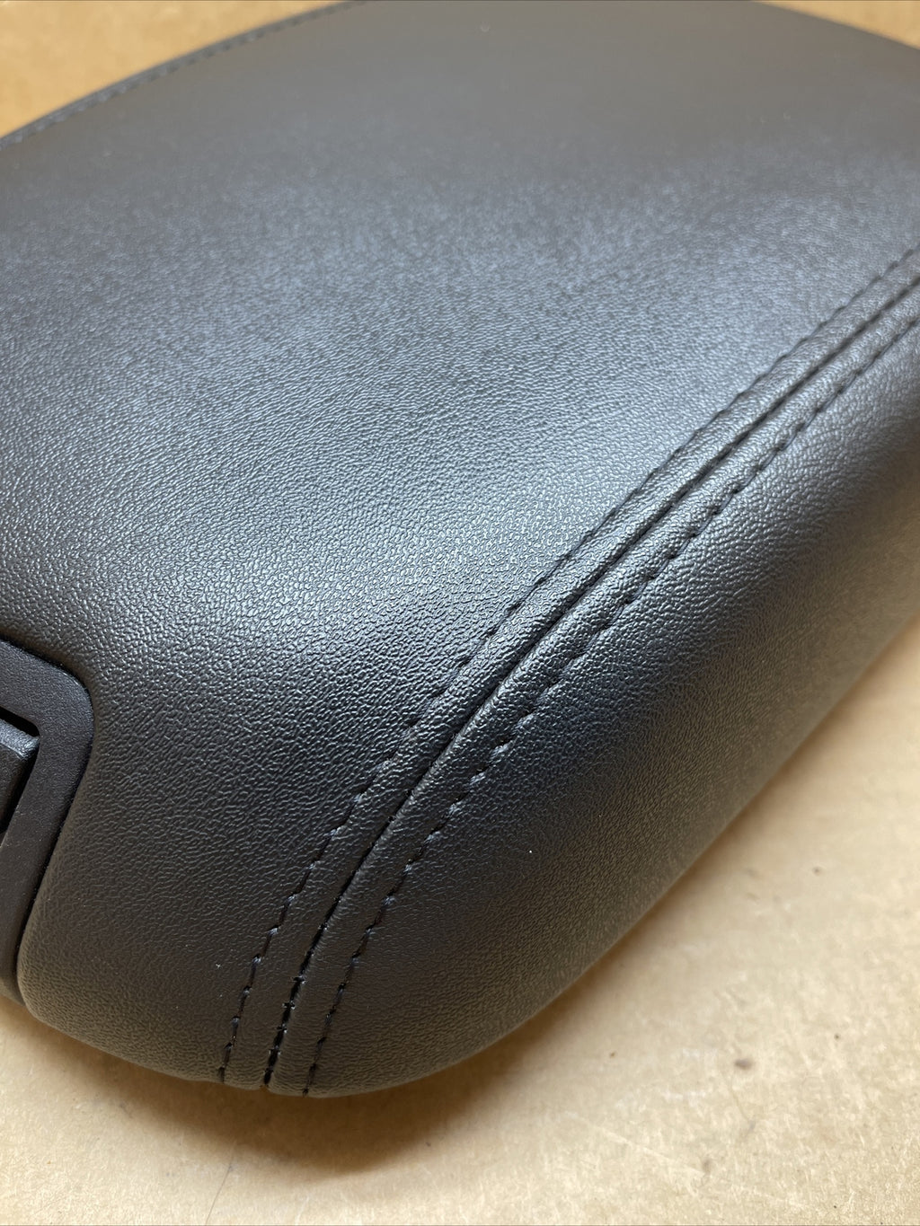 2010 2016 Ford Taurus Center Console Lid Black Middle Arm Rest Armrest Top Cover3