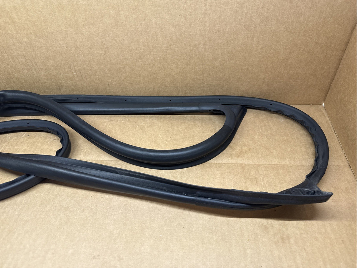 2022 2024 Hyundai Tucson Front Right Passenger Door Weatherstrip 82130 N90003