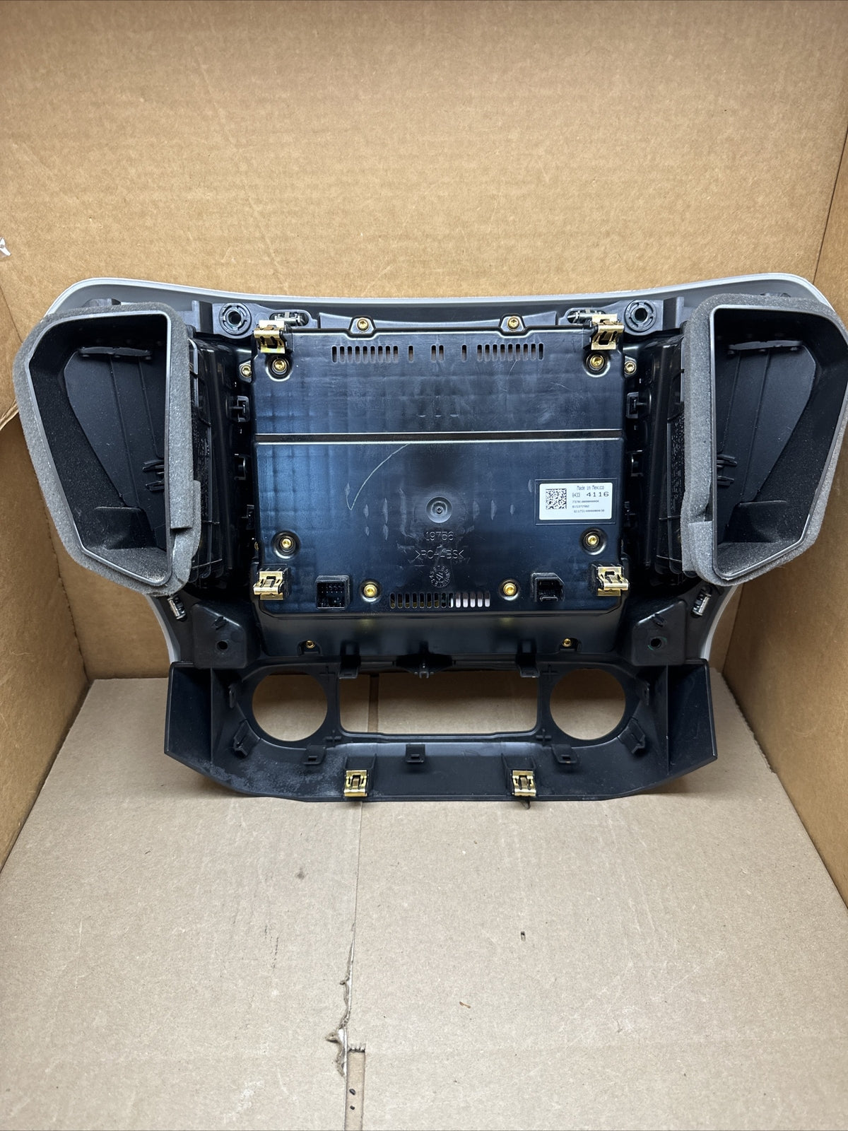 2017   2019 GMC Acadia OEM Radio Display Screen Control Panel Vents 843341167