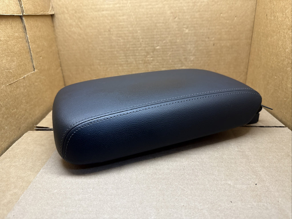 2016 2019 Kia Sorento Center Console Lid Arm Rest Armrest Leather OEM Black1