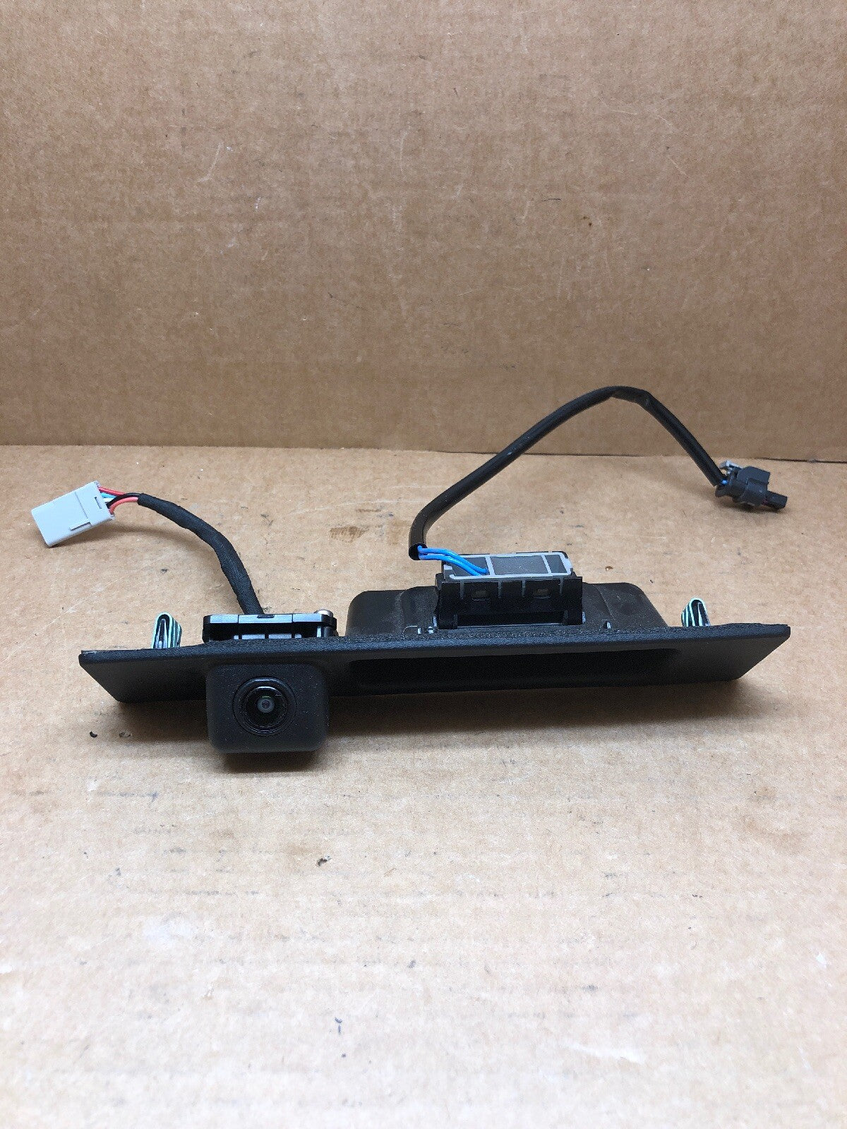 CHEVY EQUINOX REAR VIEW CAMERA LIFT GATE HANDLE OEM NICE 18 19 2018 2019 A110