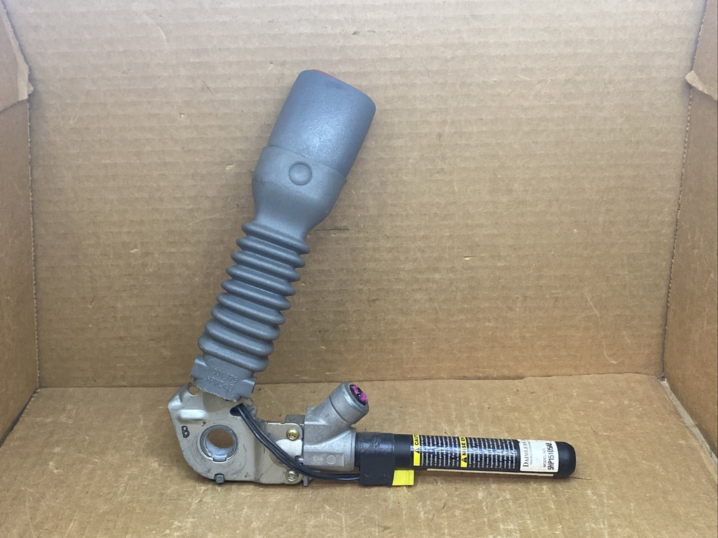 05 10 Grand Cherokee Commander Front Left Driver Side Seatbelt Buckle Gray0