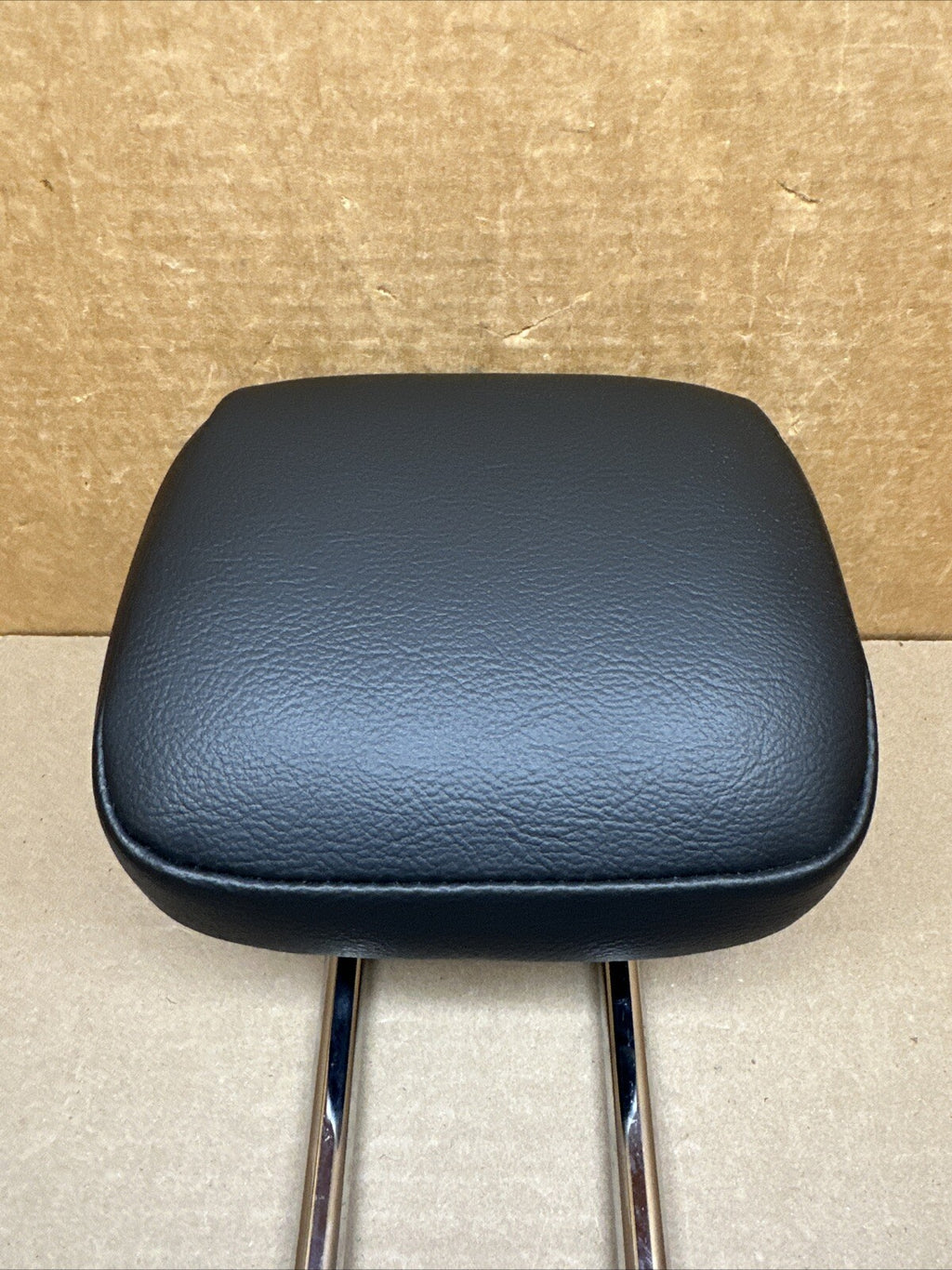 2017 2024 CHRYSLER PACIFICA REAR 3RD ROW CENTER SEAT HEADREST OEM BLACK LEATHER2