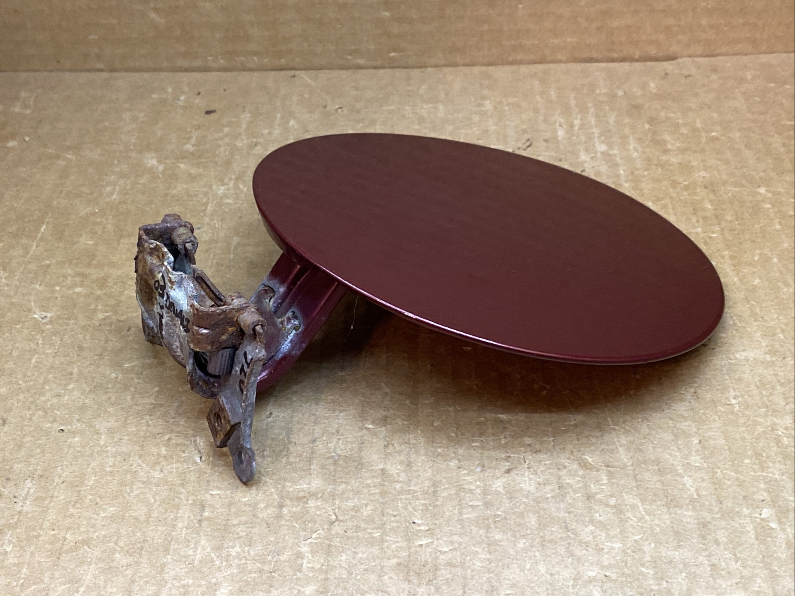 00 06 Tahoe Suburban Yukon Fuel Gas Tank Cap Door Lid Cover Garnet Red Metallic5
