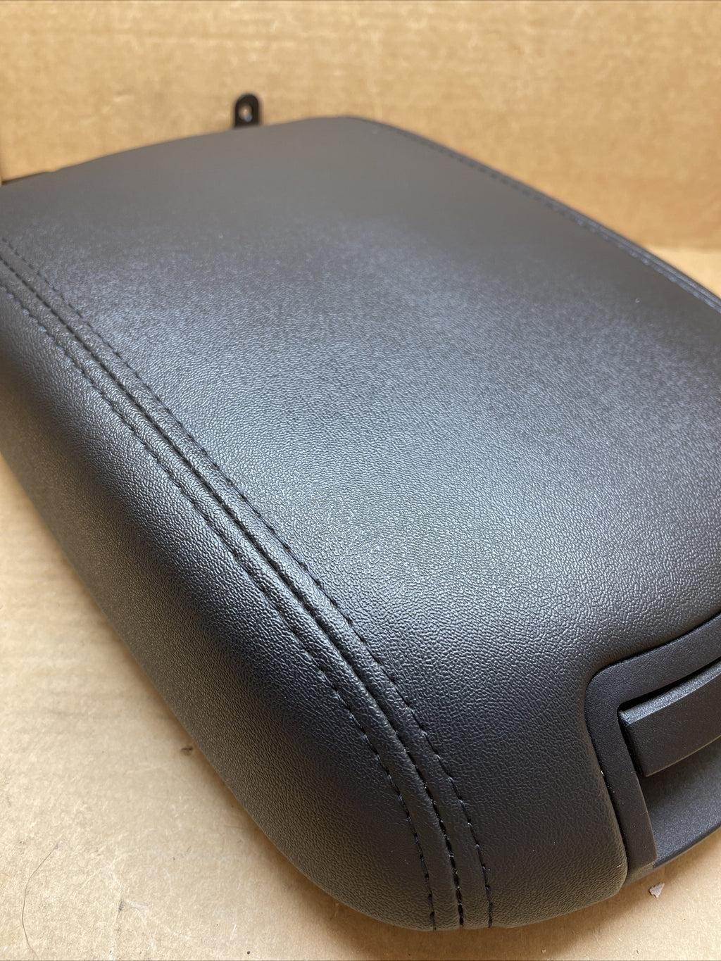 2010 2016 Ford Taurus Center Console Lid Black Middle Arm Rest Armrest Top Cover4