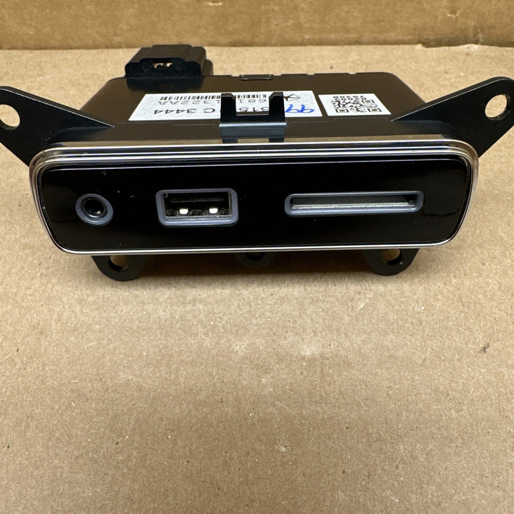 14 15 JEEP GRAND CHEROKEE CONSOLE USB SD CARD AUX MEDIA HUB PORT 68141322AA1