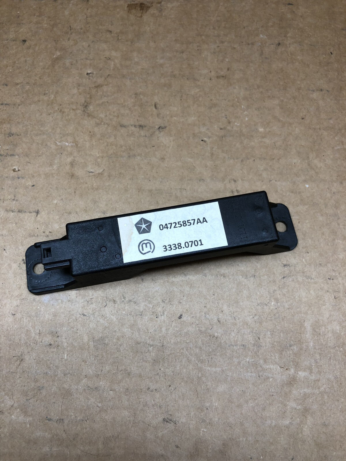 GRL546 KEY ANTENNA RIGHT 2011 DODGE DURANGO 04725857AA A100